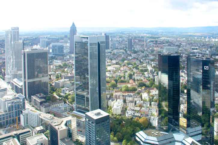 Frankfurt am Main - Blick von der Terasse des Eurotowers Richtung Messe auf Hochhäuser verschiedener Banken und ein dazwischen gelegenes Wohngebiet