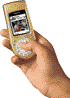 rechte Hand, hält gerade ein Nokia 3650 Handy